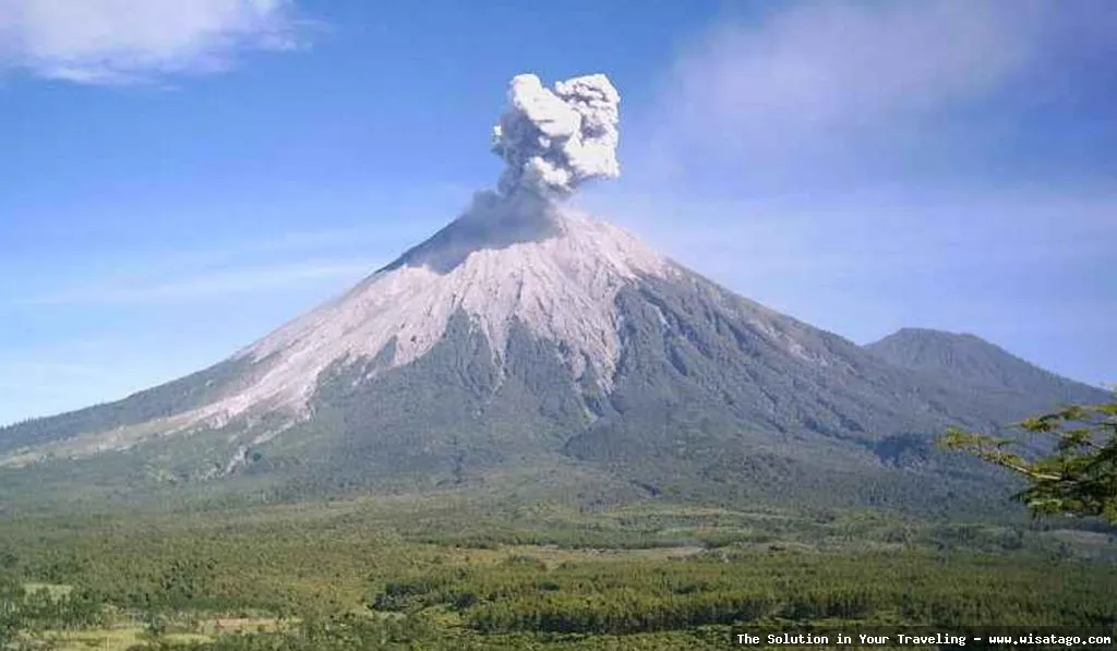 Gunung Kerinci, puncak Sumatera tertinggi.