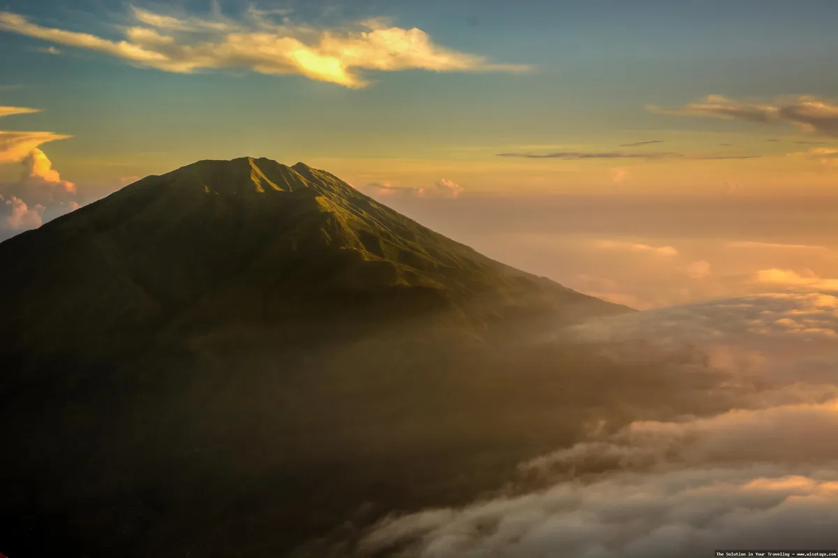 Gunung Merbabu, puncak yang memukau.