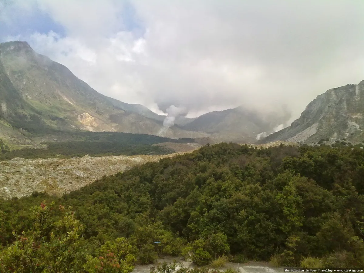 Gunung Papandayan, kawah yang memukau.