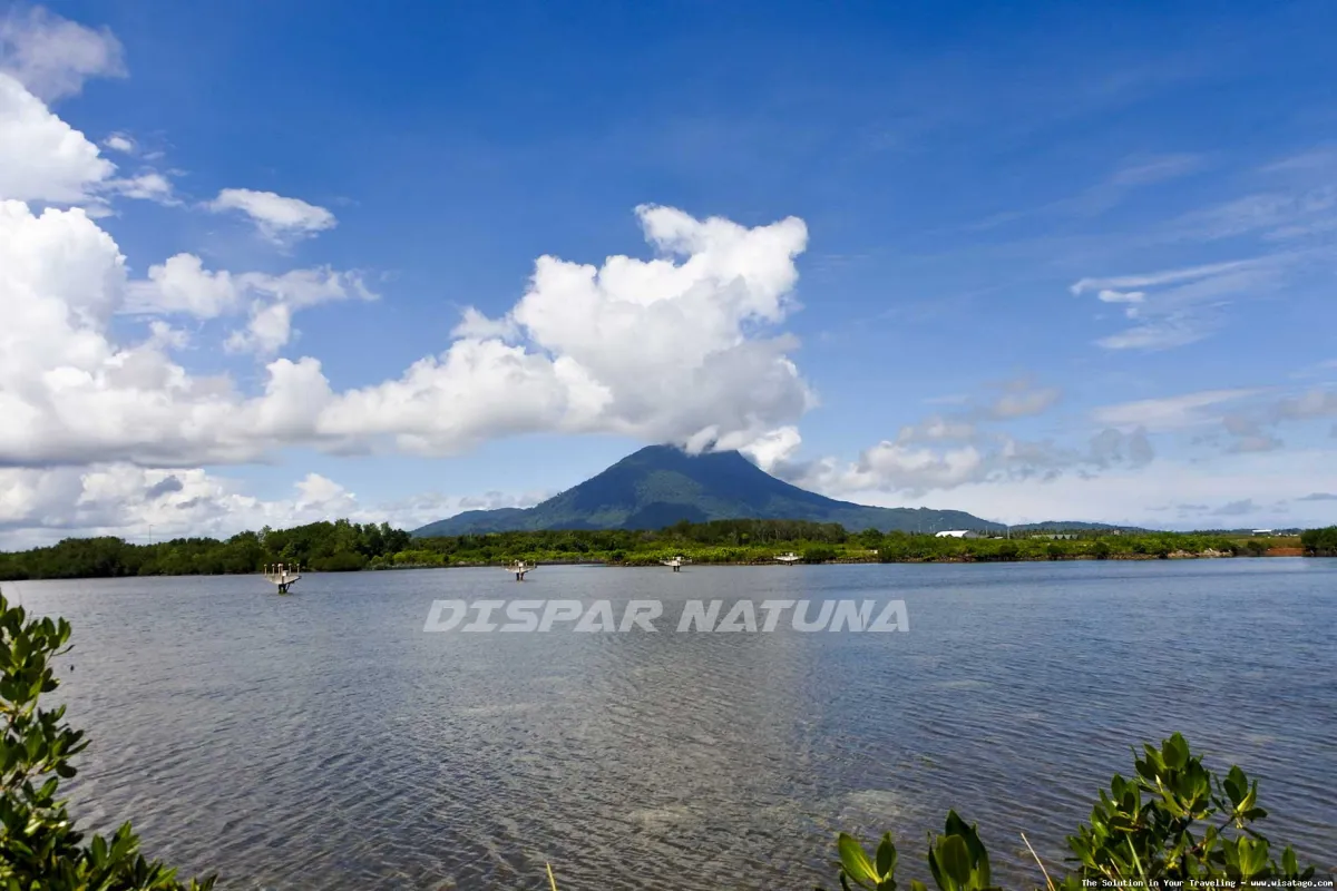 Gunung Ranai: puncak tertinggi Natuna