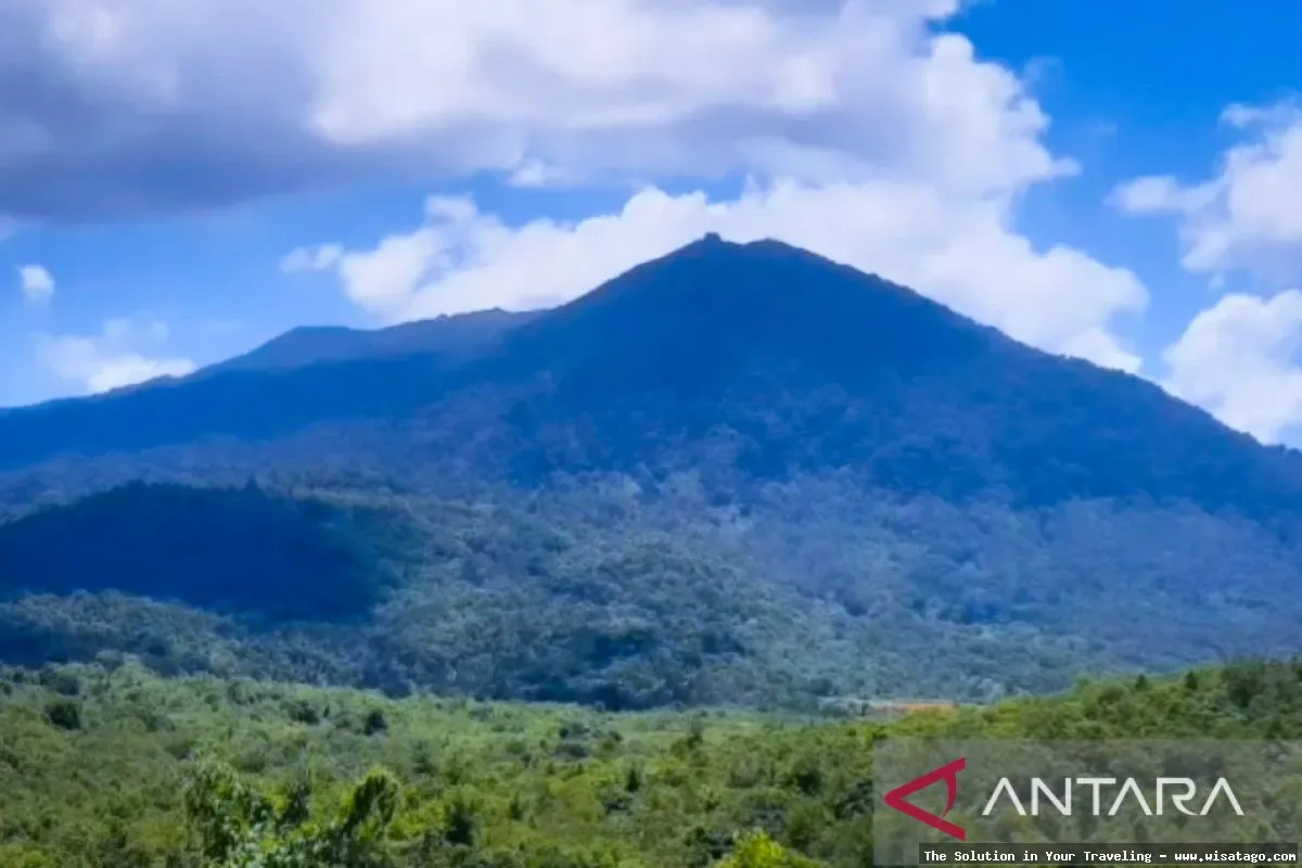 Gunung Ranai, puncak tertinggi Natuna