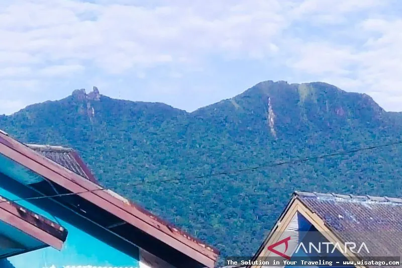 Gunung Ranai: puncak tertinggi Natuna