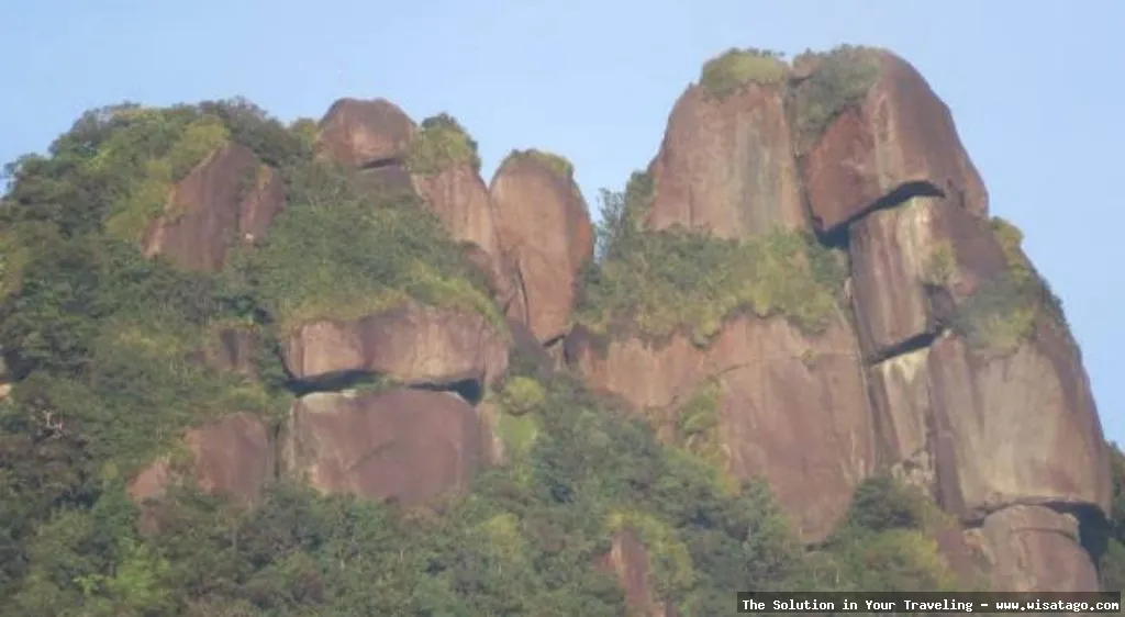 Gunung Ranai, puncak tertinggi Natuna