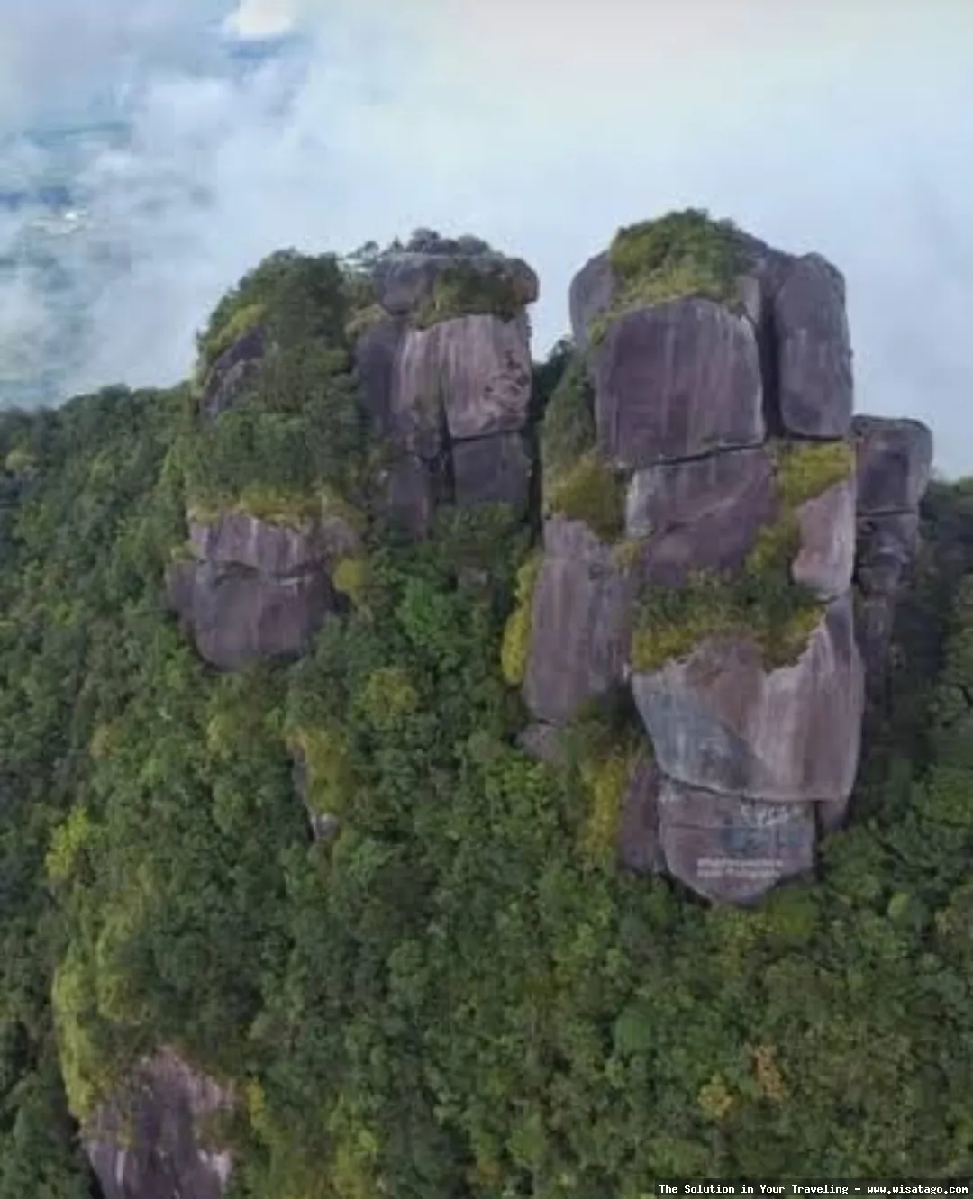 Gunung Ranai: puncak tertinggi Natuna.