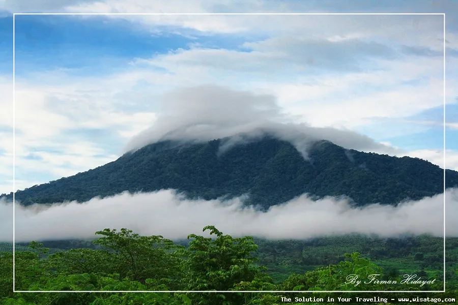 Gunung Seulawah Agam, lanskap vulkanik megah.
