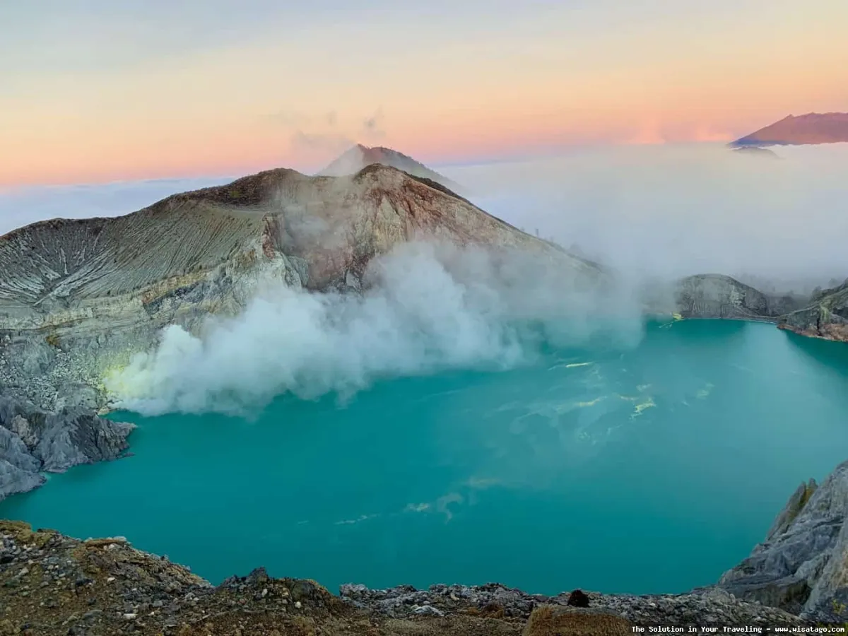Kawah Ijen: danau kawah yang memukau