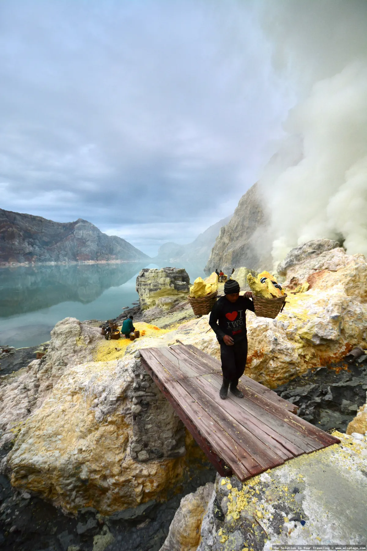 Kawah Ijen, danau kawah yang indah