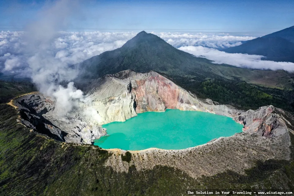 Kawah Ijen: danau kawah yang memesona