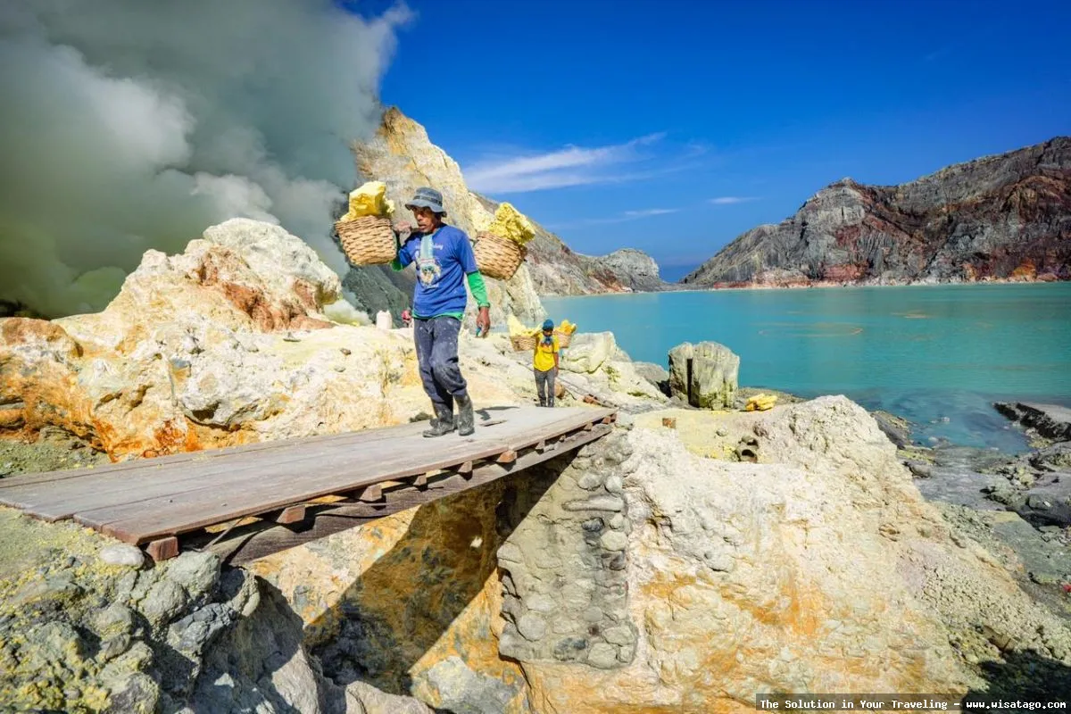 Kawah Ijen: danau kawah berwarna biru