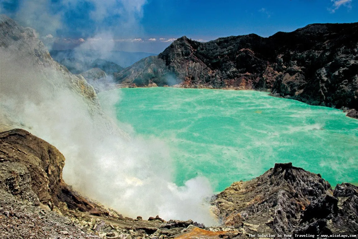 Kawah Ijen, danau kawah memukau