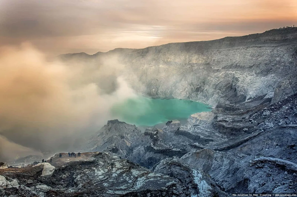 Kawah Ijen: danau kawah biru