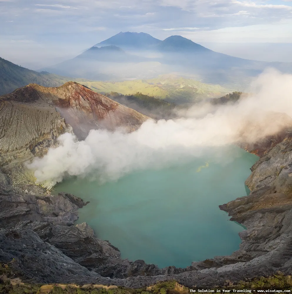 Kawah Ijen: danau kawah berwarna biru
