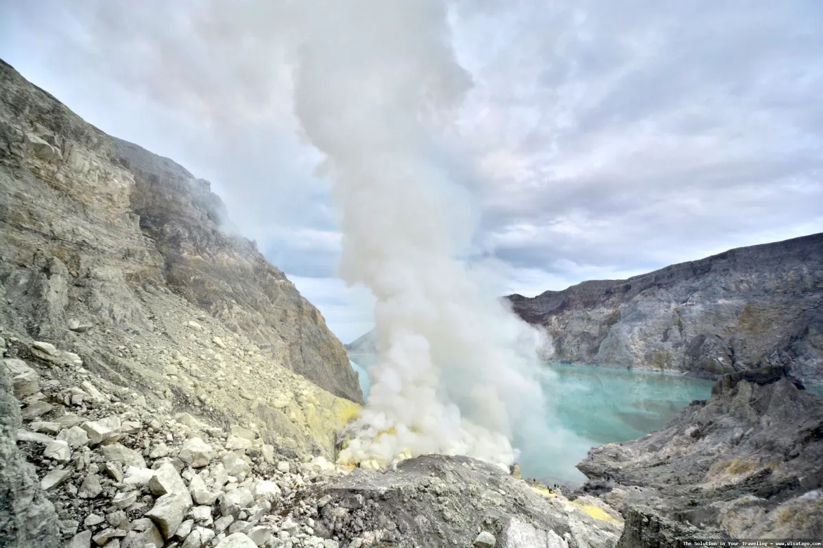 Kawah Ijen, danau belerang biru