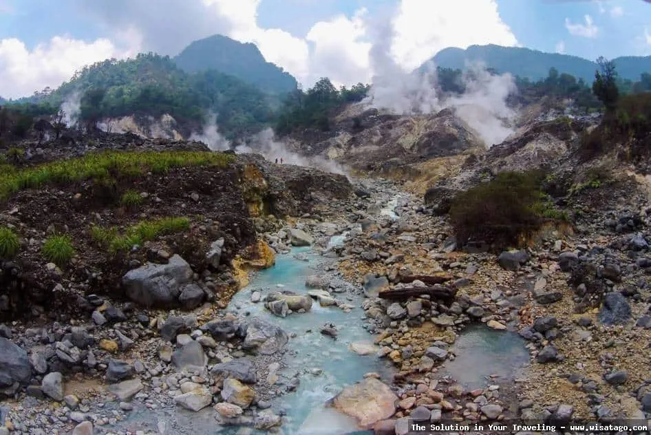 Kawah Ratu: keindahan kawah vulkanik