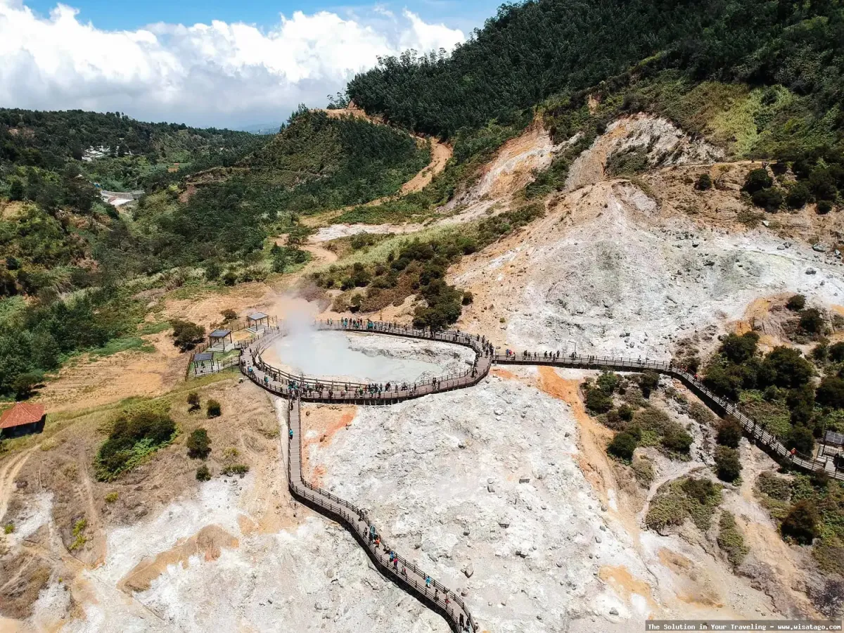 Kawah Sikidang: lanskap vulkanik yang unik