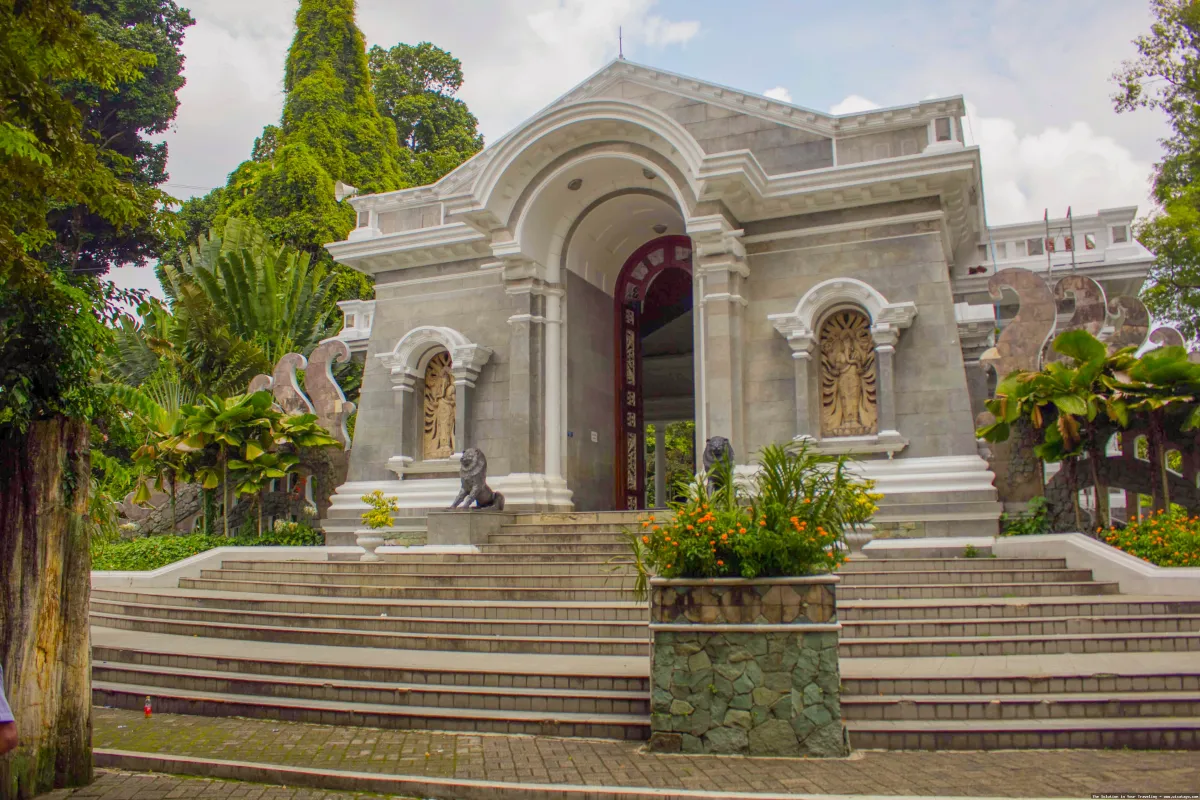 Kebun Raya Bogor yang asri hijau