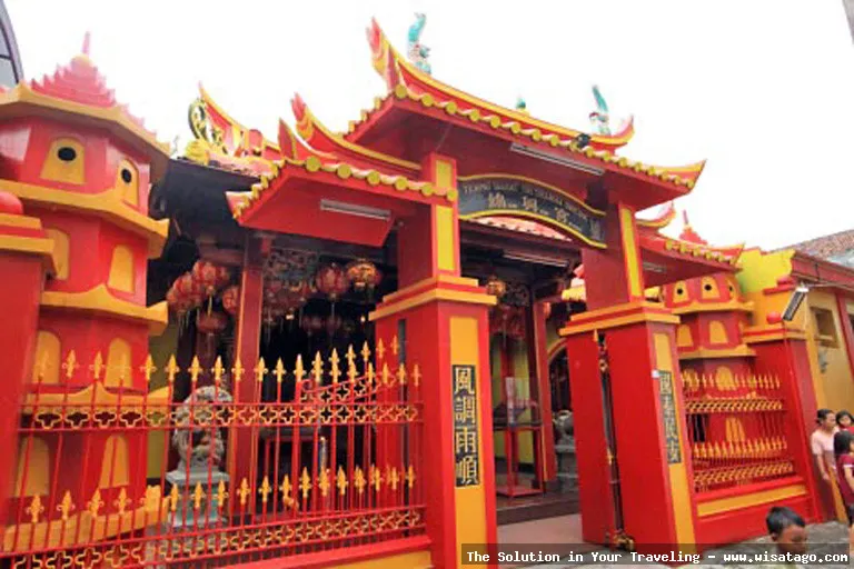 Klenteng Kim Hin Kiong tampak megah.