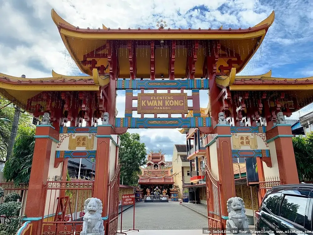 Klenteng Kim Hin Kiong tampak megah