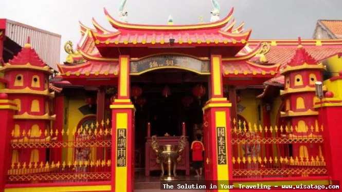 Klenteng Kim Hin Kiong tampak megah.