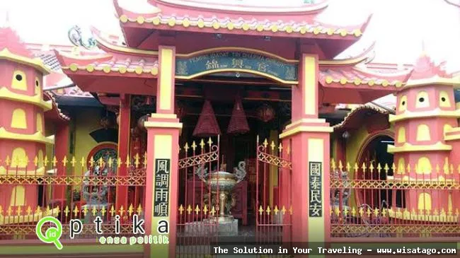 Klenteng Kim Hin Kiong tampak megah.