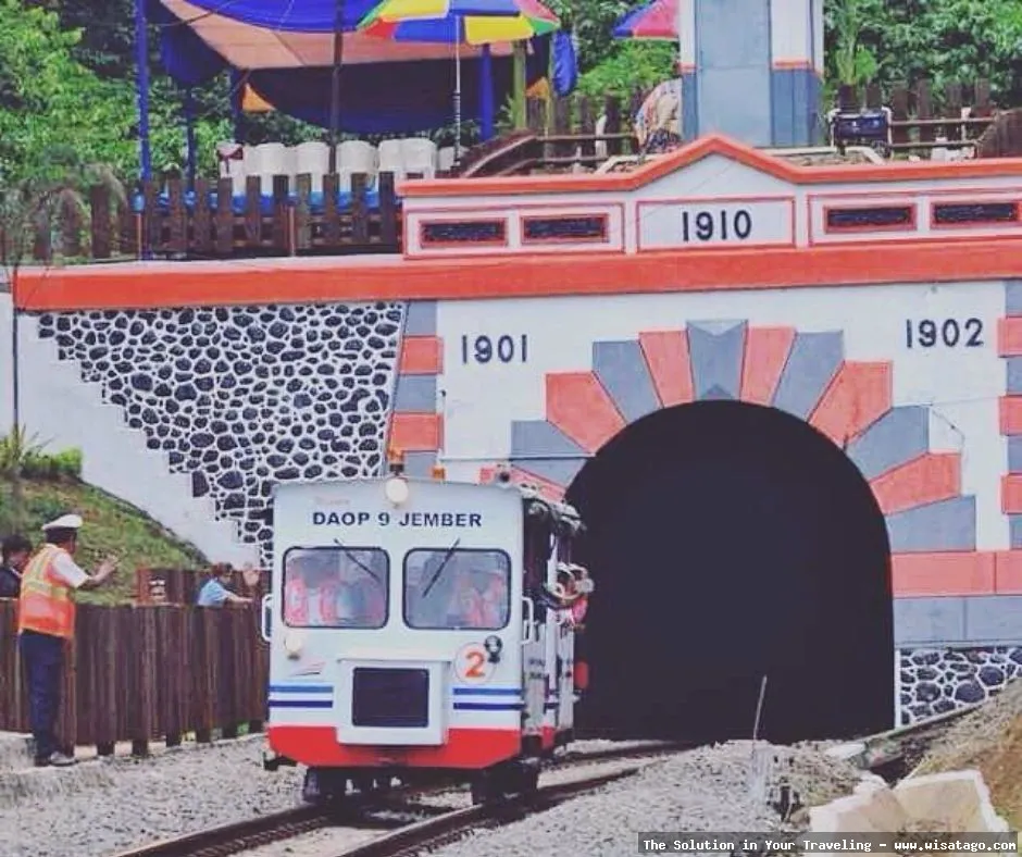Lori Wisata Kalibaru melaju di rel