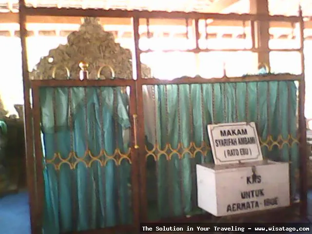 Makam Aer Mata Ebu yang megah.