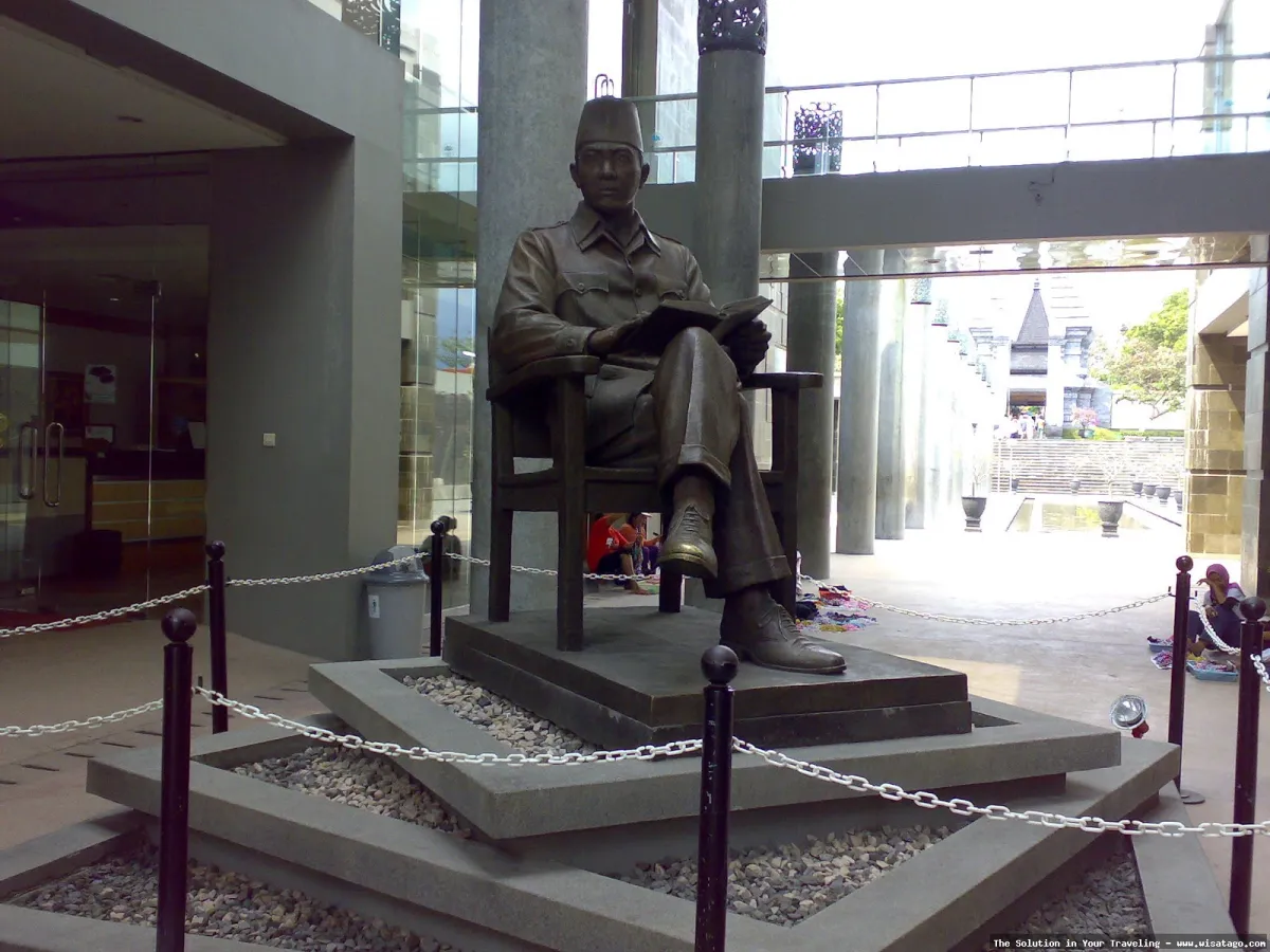 Makam Bung Karno, ramai diziarahi peziarah.