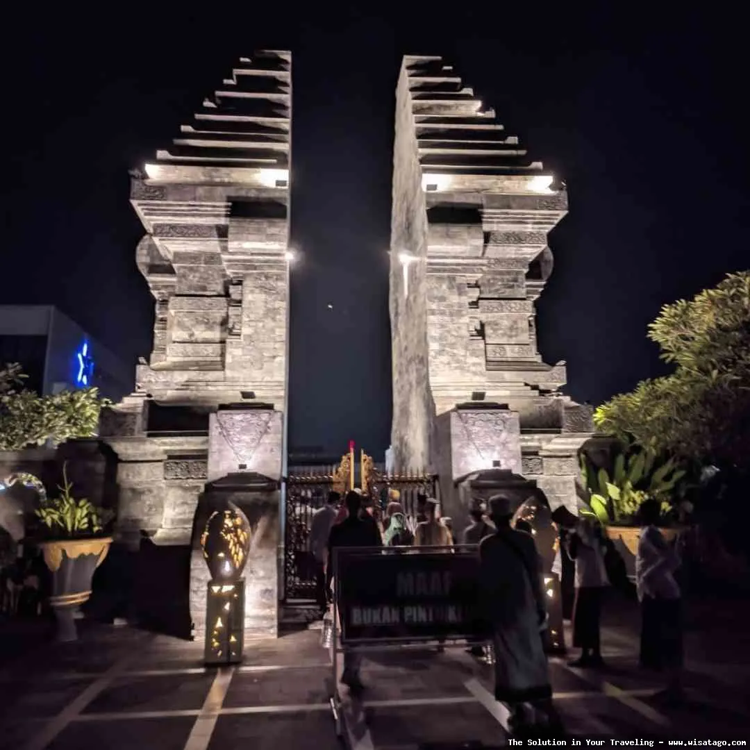 Makam Bung Karno, ramai dikunjungi peziarah.