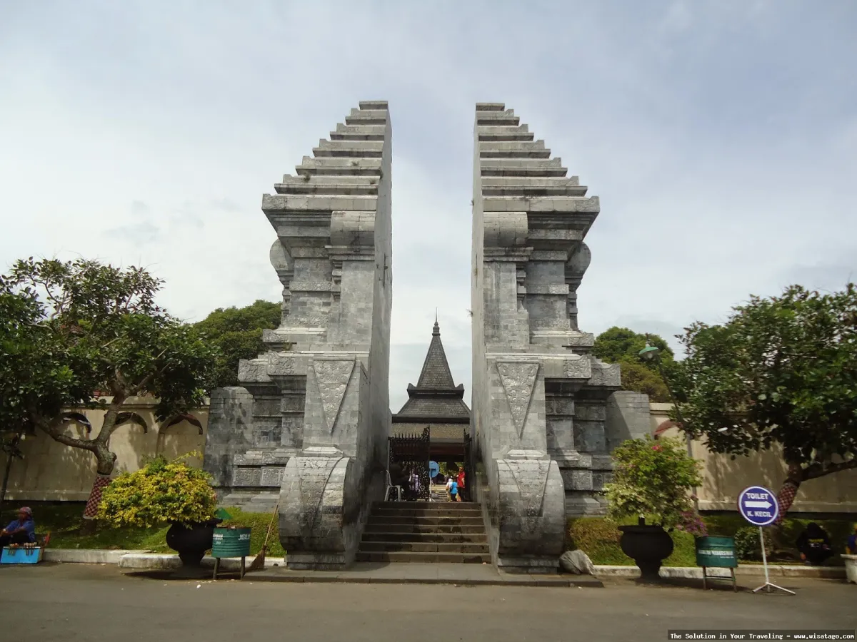 Makam Bung Karno, ramai dikunjungi peziarah.