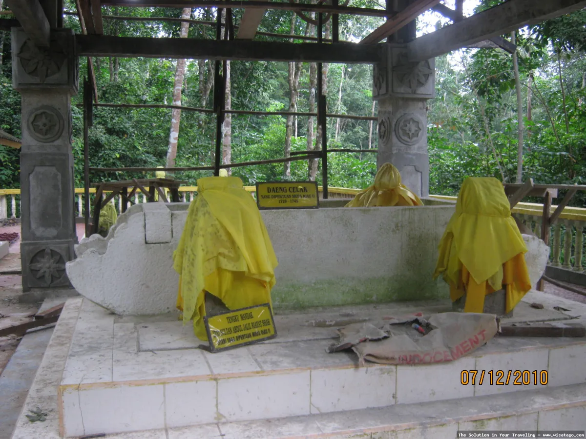 Makam Daeng Celak Dan Daeng Marewa.