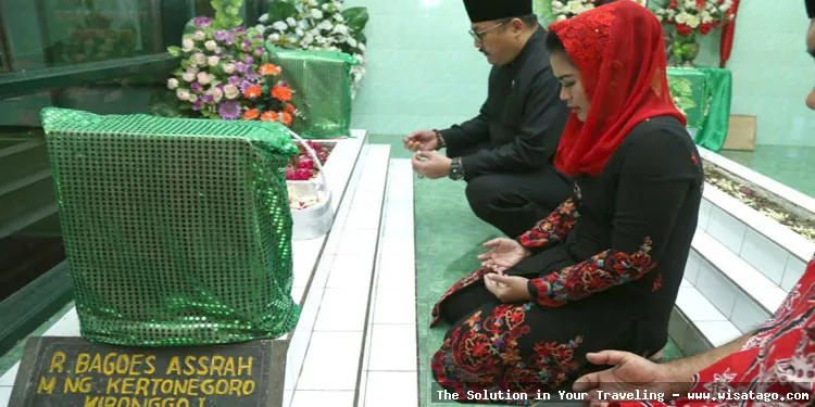Makam Ki Ronggo, tempat bersejarah.