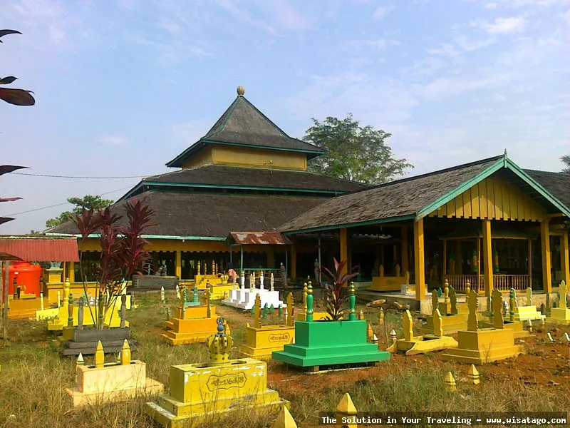 Makam Layang Kumitir, pemandangan unik.