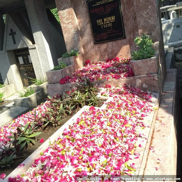 Makam Merah, bangunan bersejarah yang megah