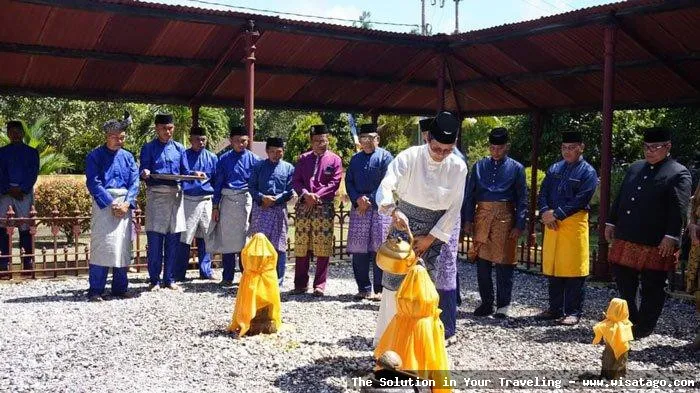 Makam Merah, bangunan bersejarah yang megah.