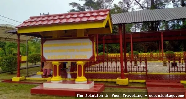 Makam Merah, bangunan bersejarah nan unik.