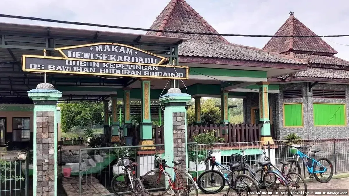 Makam Putri Ayu Dewi Sekardadu yang sakral.