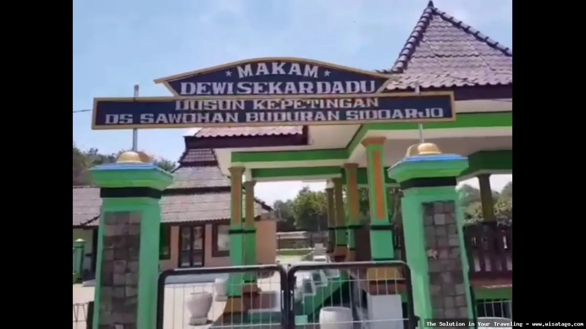 Makam Putri Ayu Dewi Sekardadu yang sakral