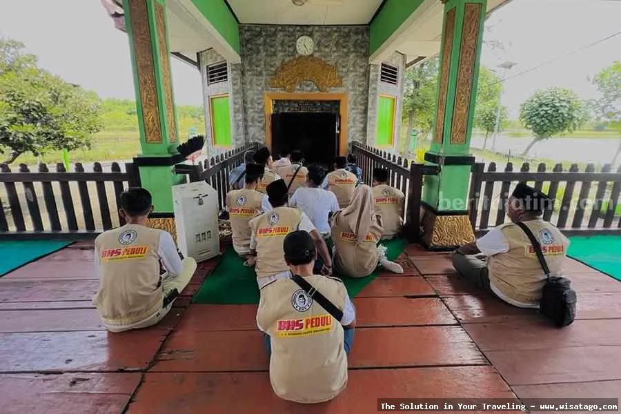 Makam Putri Ayu Dewi Sekardadu yang sakral