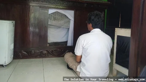 Makam Putri Ayu Dewi Sekardadu yang sakral