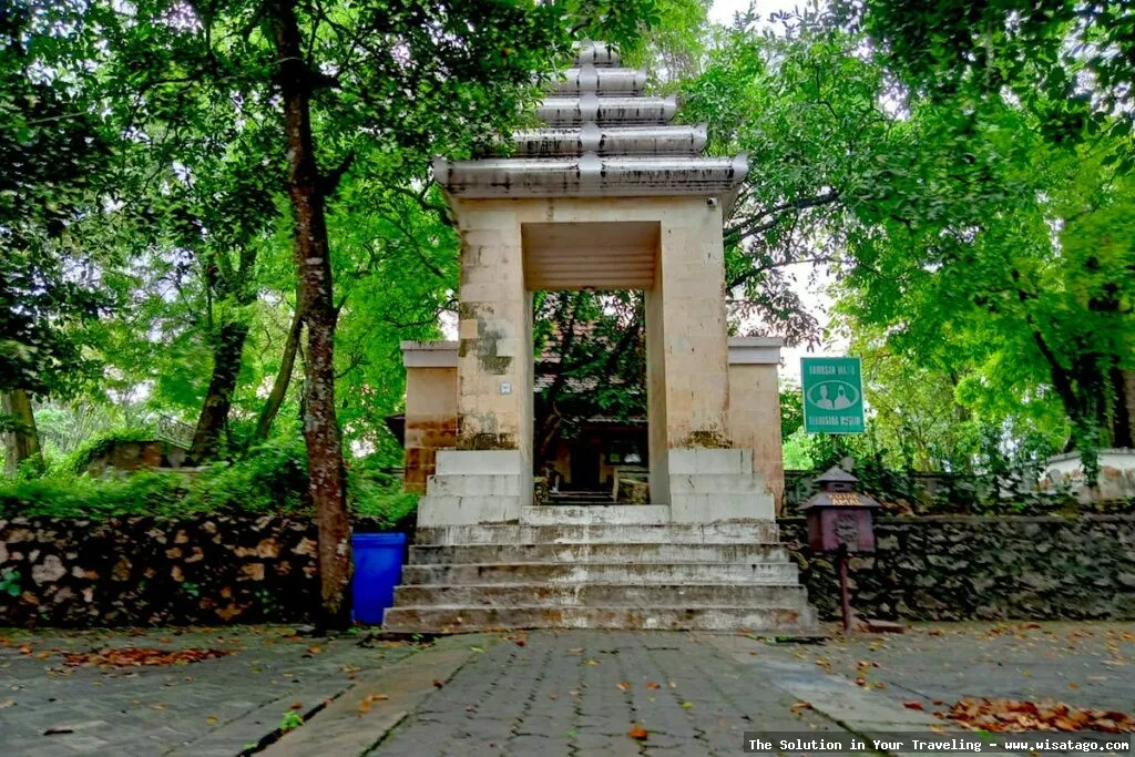 Makam Putri Ayu Dewi Sekardadu yang sakral