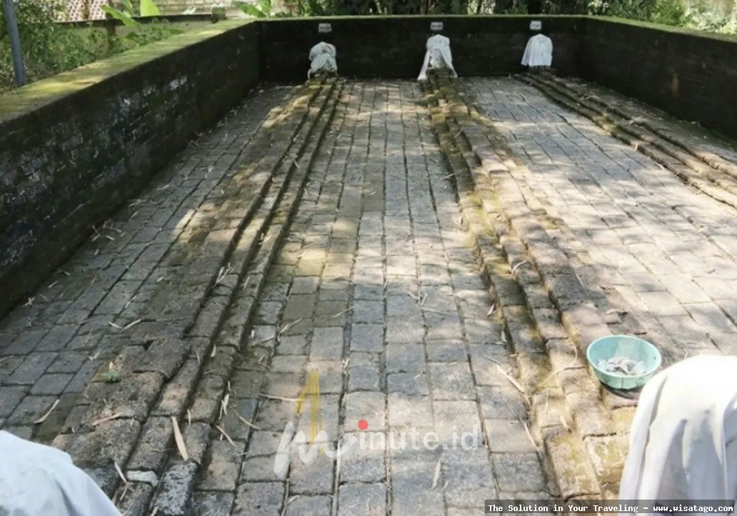 Makam Siti Fatimah Binti Maimun kuno.