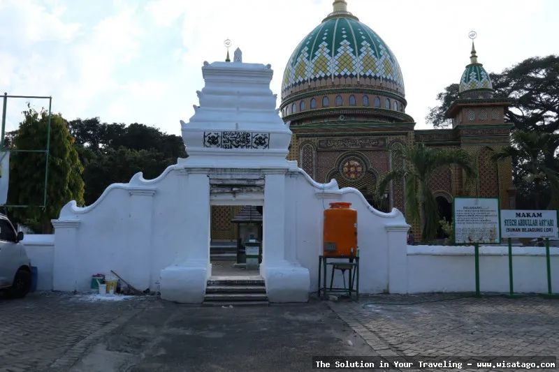 Makam Sunan Bejagung Kidul yang sakral.