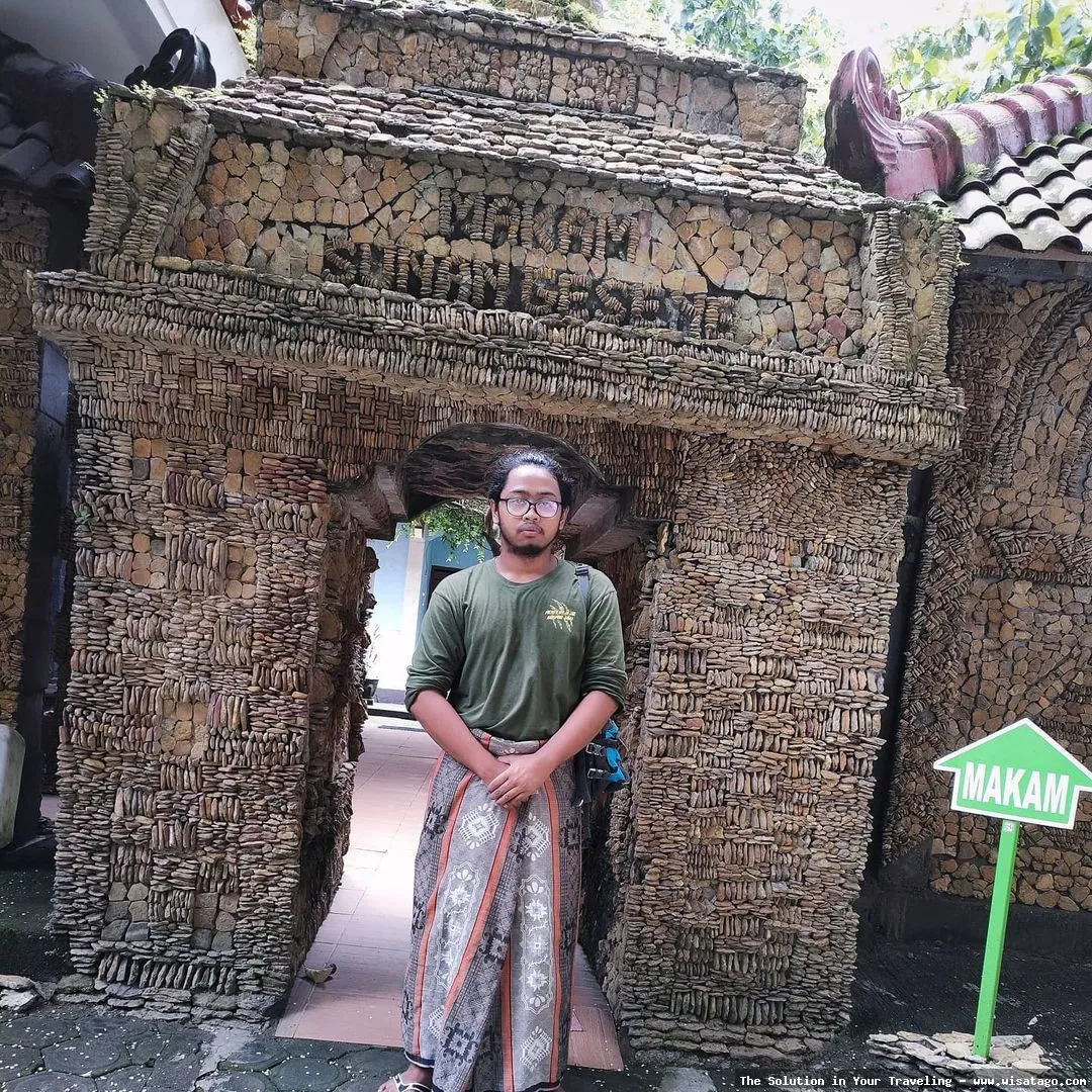 Makam Sunan Geseng, suasana khusyuk.