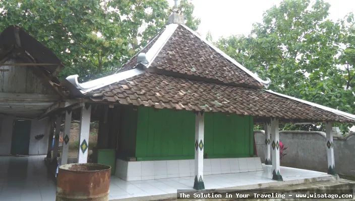 Makam Sunan Geseng, suasana khusyuk.