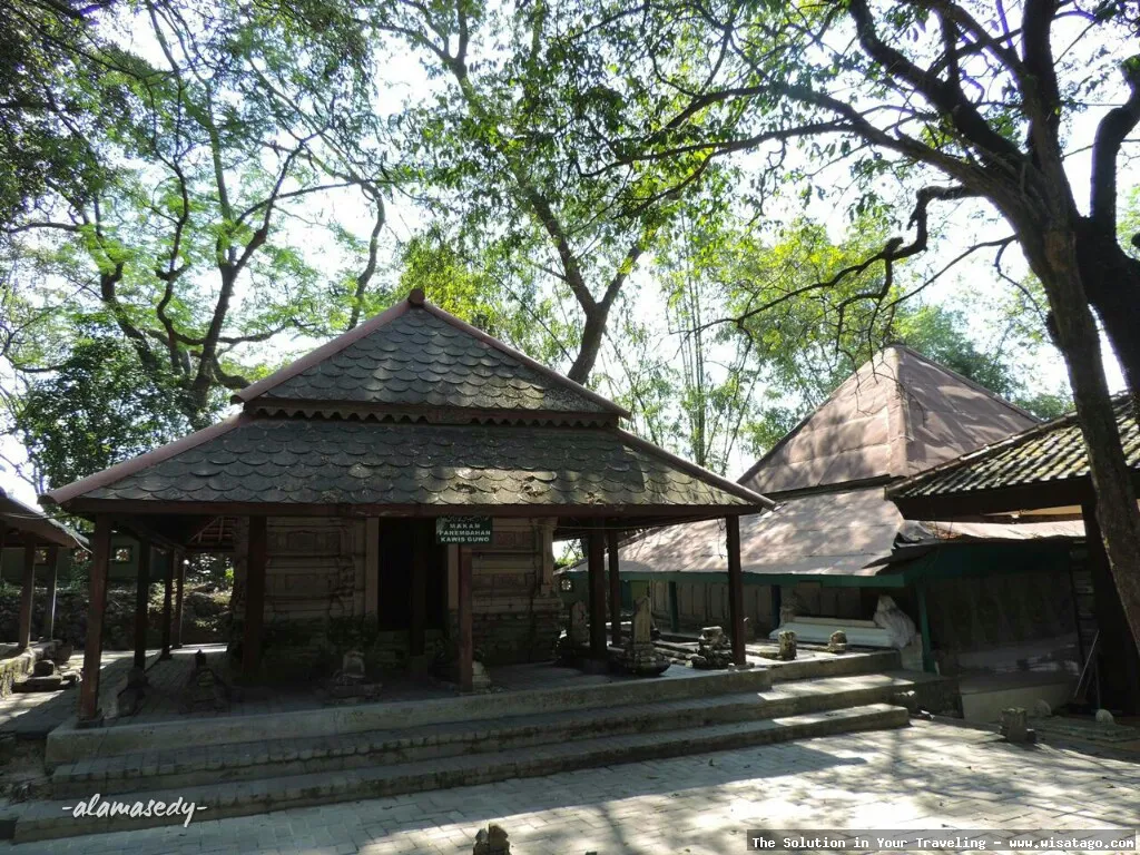 Makam Sunan Prapen, tempat ziarah.