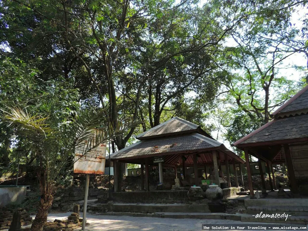 Makam Sunan Prapen: bangunan bersejarah megah