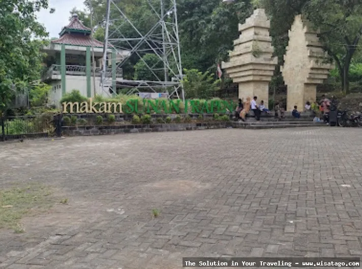 Makam Sunan Prapen, situs ziarah penting