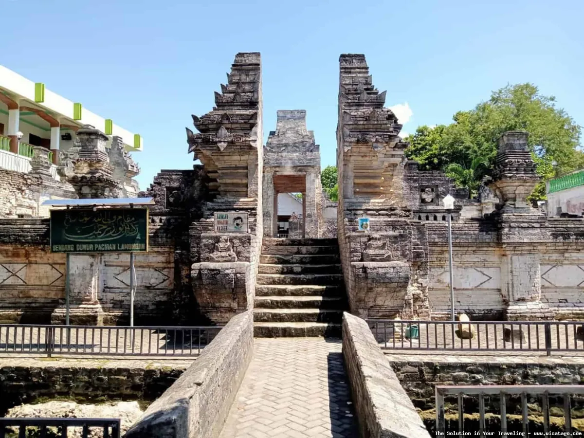 Makam Sunan Sendang Duwur yang megah.