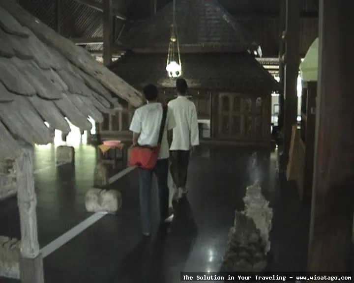 Makam Syeh Maulana Ibrahim Asmaragandi yang sakral