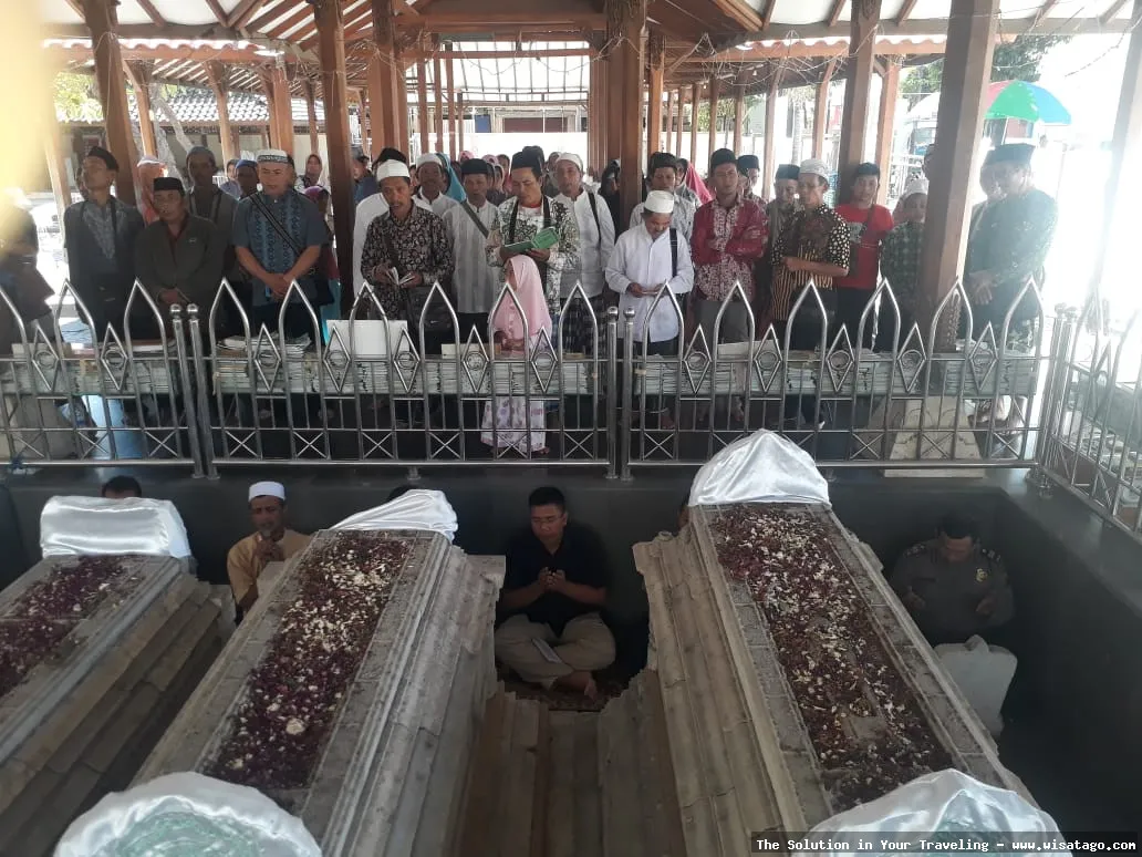 Makam Syeh Maulana Ibrahim Asmaragandi yang sakral